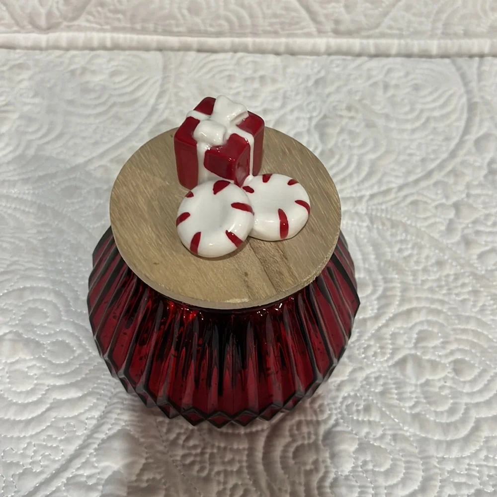 Holiday Peppermint & Vanilla candle with‎ topper lid, new